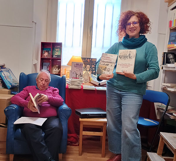 Enrique Alejandre e Inés mostrando otros libros de él. Presentación del libro en la librería "Rayuela" de Sigüenza. Enrique Alejandre e Inés mostrando otros libros de él.