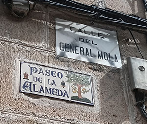 Un azulejo de señalización de calles en Sigüenza