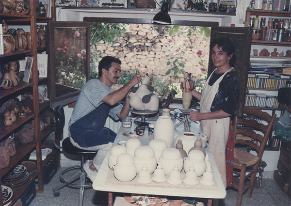 Carlos Alonso y María Dehijas en su taller en sus primeros años