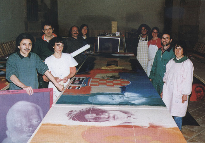 El equipo que ha realizado el mural de la estación de metro "Campo de las naciones" en Madrid