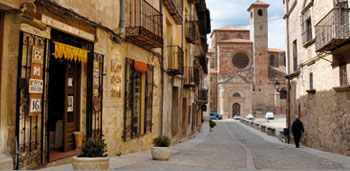 Tienda de artesanía regentada por Carlos Alonso y María de Hijas, con la catedral de Sigüenza