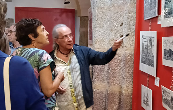 Manuel Díaz con visitantes de su exposición