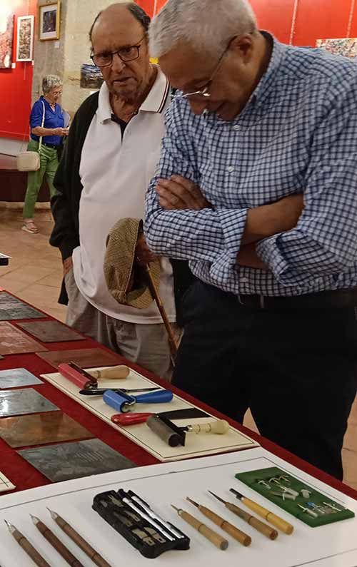 Visitantes en la exposición de Manuel Díaz en Sigüenza
