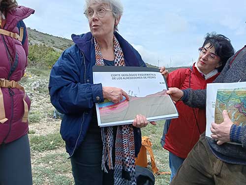 Una de los guías, profesora de geología, explica las peculiaridades geológicos en el area de Pedro