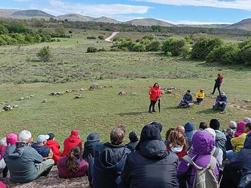 Geolodía-Soria-2026- Participantes en las gradas en Tiermes