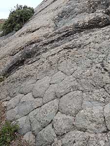 Rocas con un "dibujo" poco usual cerca de Pedro